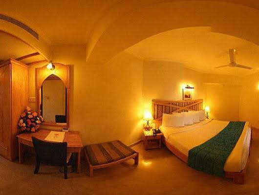 Lotus 8 Hotel Nedumbassery Exterior photo