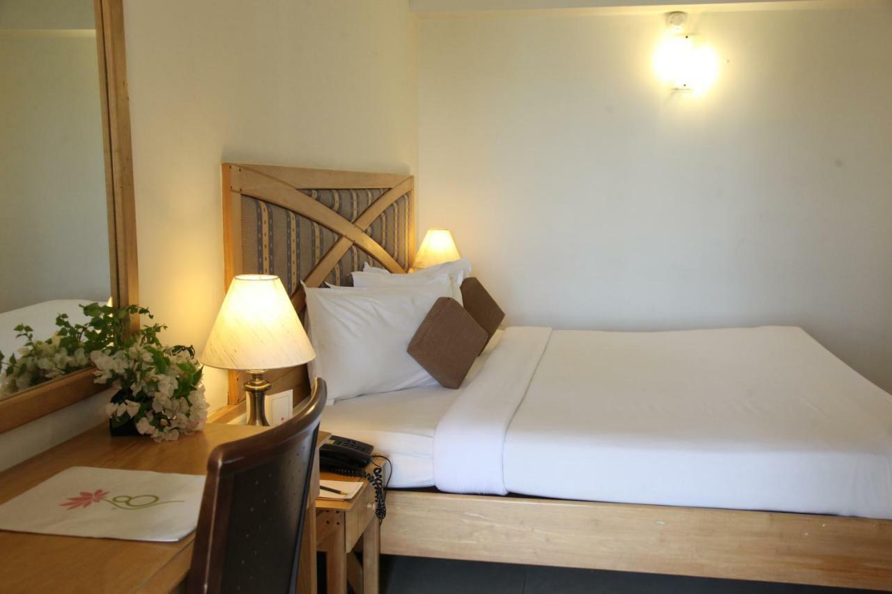Lotus 8 Hotel Nedumbassery Exterior photo